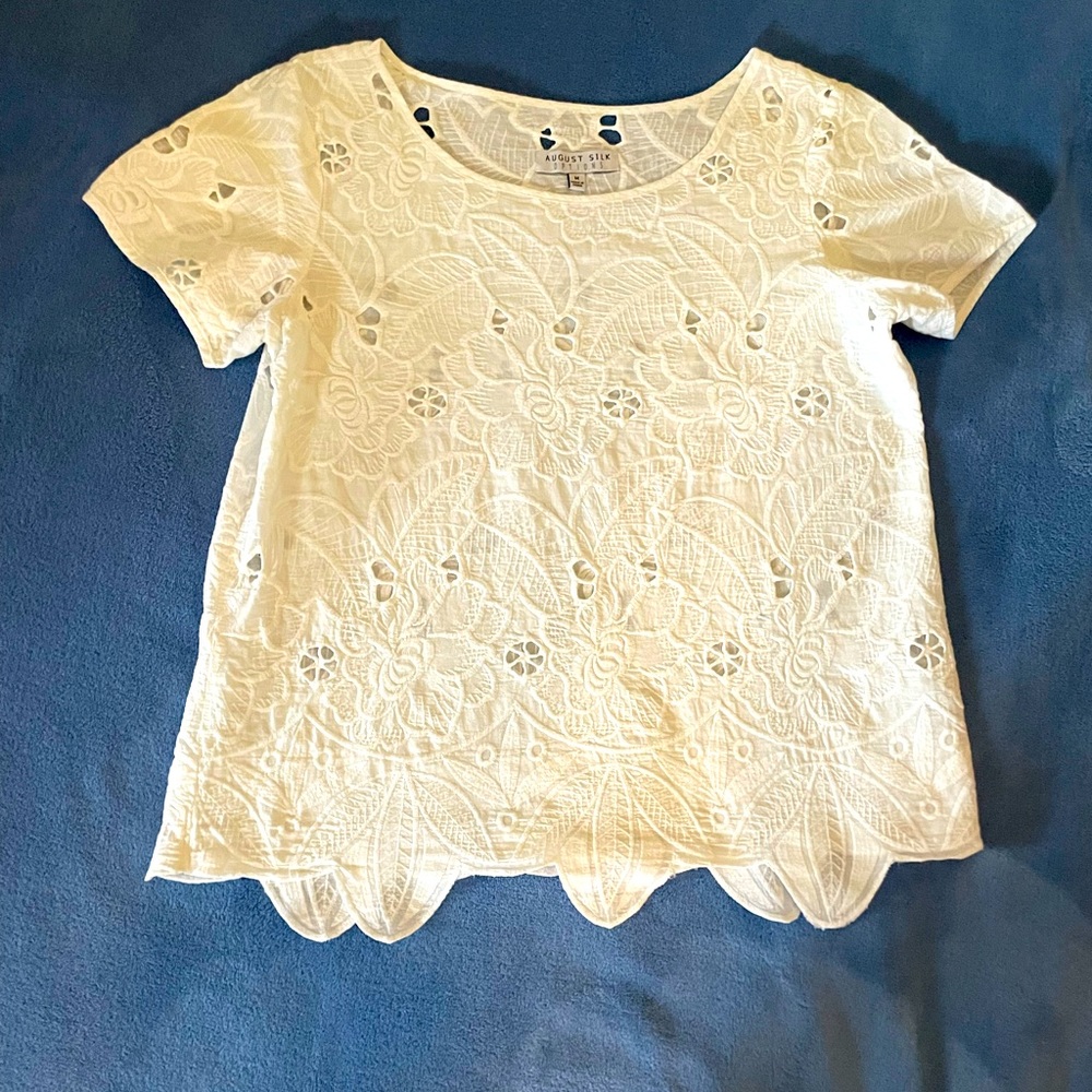 August Silk Options white lace elegant top! Short sleeved w/nice detail. Size M.